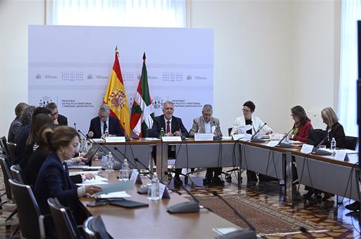 El ministro de Política Territorial y Memoria Democrática, Ángel Víctor Torres, junto a los asistentes a la comisión reunión de 