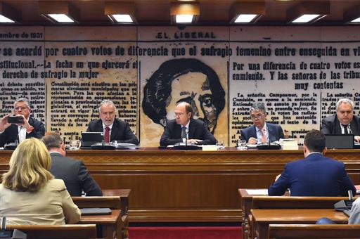 El ministro de Política Territorial y Memoria Democrática, Ángel Víctor Torres, durante la Comisión Constitucional del Senado