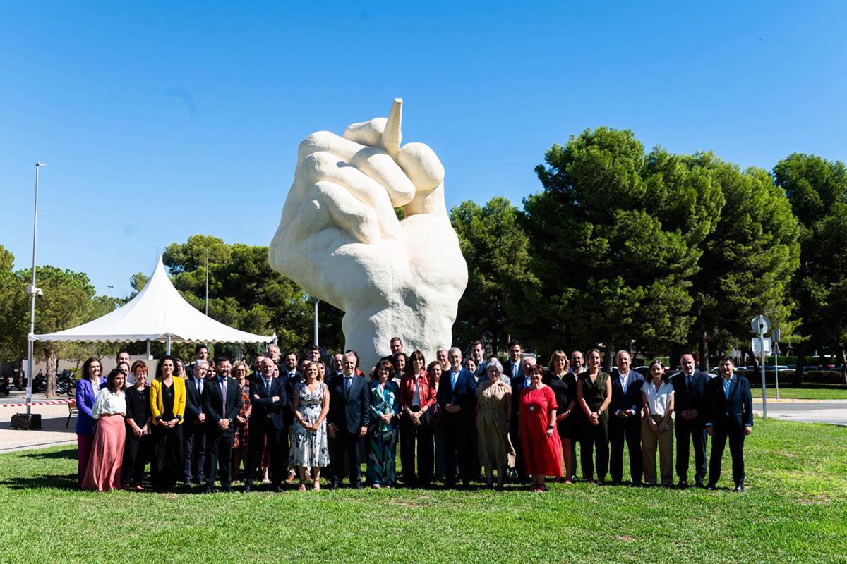 Foto de familia de la VIII reunión del Consejo de las Lenguas Oficiales en la Administración General del Estado