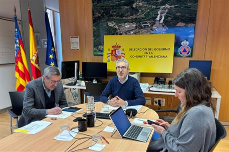 El secretario de Estado de Política Territorial, Arcadi España, durante la reunión con los alcaldes.