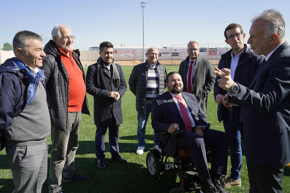 El ministro Ángel Víctor Torres visita el campo de fútbol Nuevo Maracaní, en La Roda (Albacete).