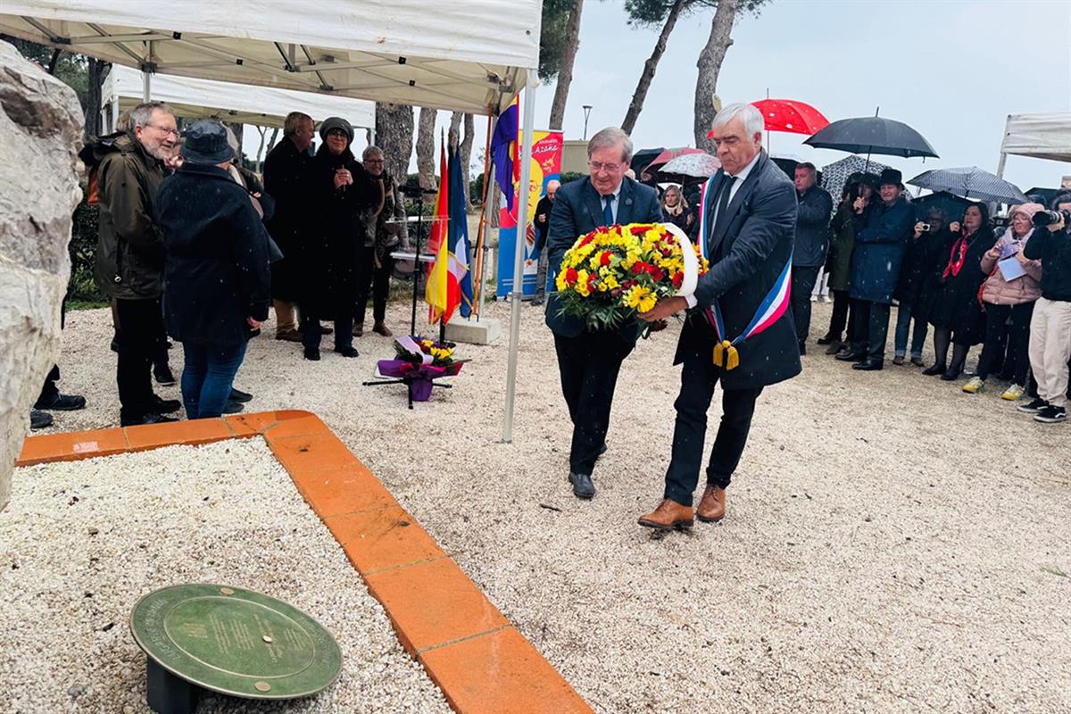 Fernando Martínez y Antoine Parra en la ofrenda floral ante el memorial.