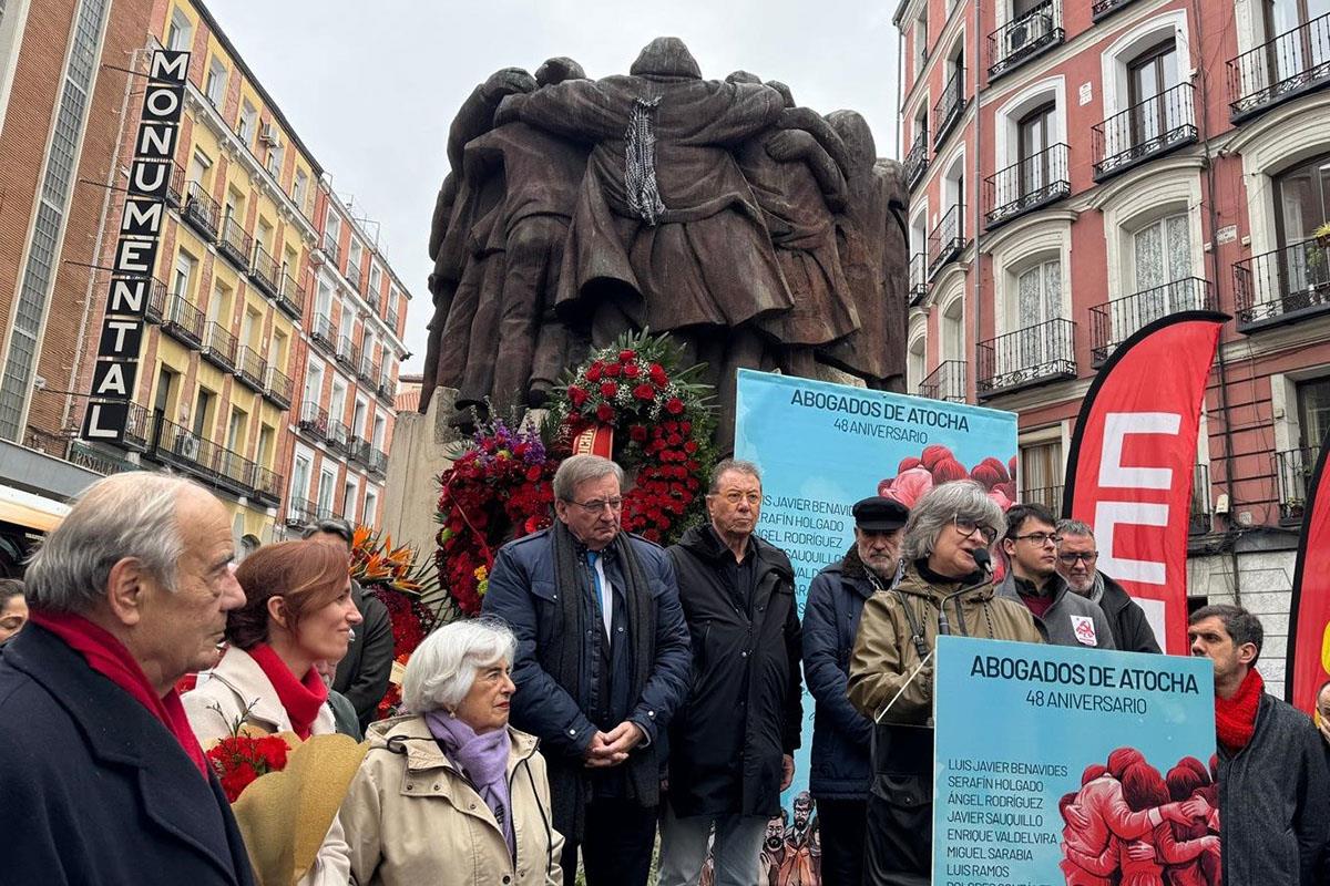 Ofrenda floral frente al monumento por el aniversario del atentado.