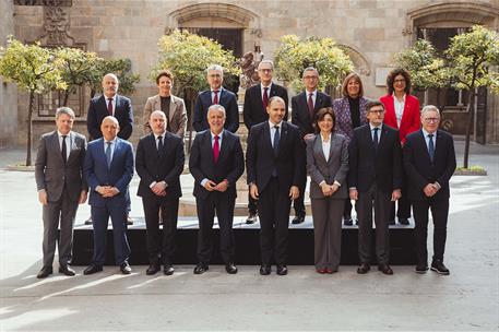 Foto de familia con Ángel Víctor Torres, Salvador Illa y los representantes de las comisiones