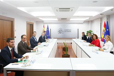 Reunión de constitución de la Comisión Interministerial para el Plan de Acción por la Democracia en el Complejo de la Moncloa.