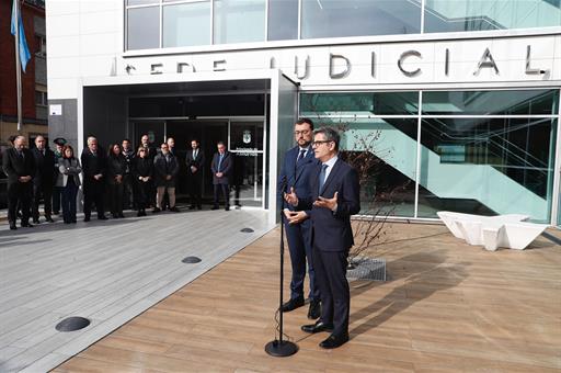 El ministro de la Presidencia, Justicia y Relaciones con las Cortes, Félix Bolaños, junto al presidente del Principado 