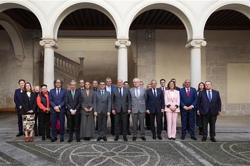 El ministro de la Presidencia, Justicia y Relaciones con las Cortes, Félix Bolaños, junto a los asistentes a la presentación.