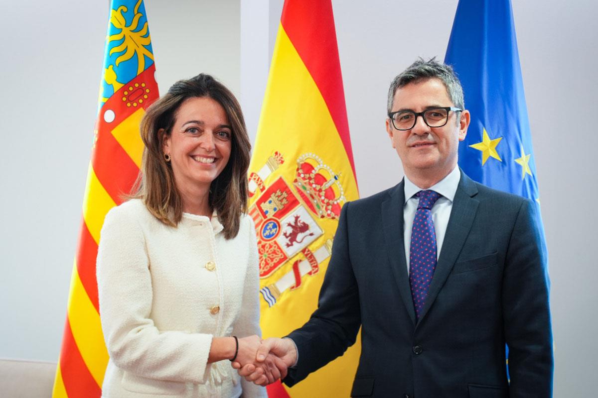 La consejera Nuria Martínez y el ministro Félix Bolaños, se saludan