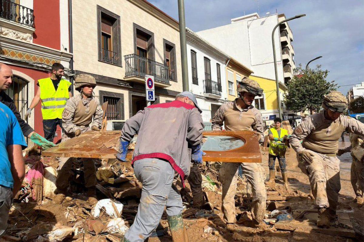 Efectivos del Ejército y ciudadanos trabajan en las labores de limpieza tras la DANA