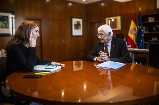 La ministra de Sanidad, Mónica García, conversa con el conseller catalán de Salut, Manel Balcells