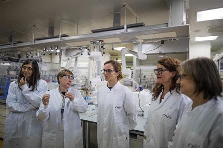 La ministra de Sanidad, Mónica García, durante la visita al Centro Nacional de Investigaciones Oncológicas (CNIO).