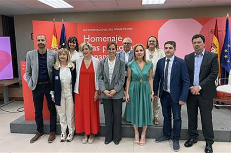 Foto de familia del acto, presidido por la ministra de Sanidad, Mónica García