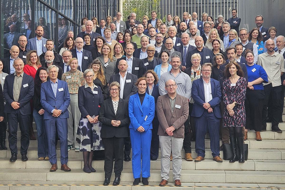 La ministra de Sanidad, Mónica García, junto a los participantes en la reunión de la Red Europea de Fraude y Corrupción 