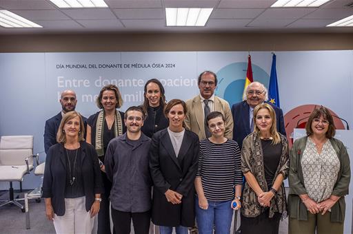 La ministra de Sanidad, Mónica García, en la foto de familia del acto del Día Mundial del Donante de Médula Ósea