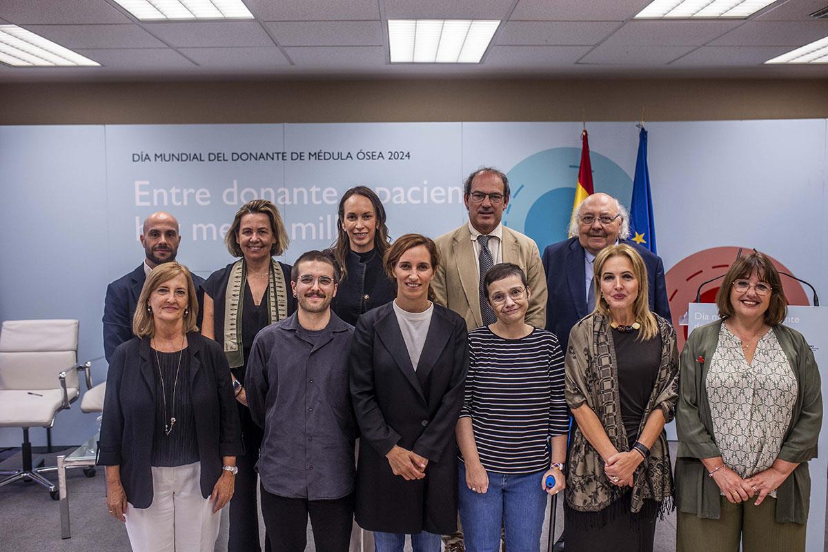 La ministra de Sanidad, Mónica García, en la foto de familia del acto del Día Mundial del Donante de Médula Ósea