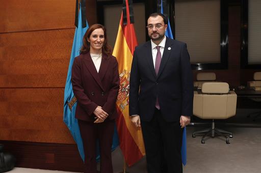 La ministra de Sanidad, Mónica García, junto al presidente del Principado de Asturias, Adrián Barbón