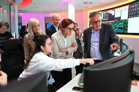 La ministra de Sanidad, Mónica García, en un momento de la visita a los centros hospitalarios de Barcelona