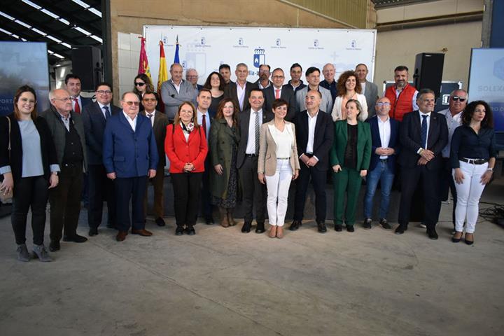 Foto de familia durante el acto de inauguración