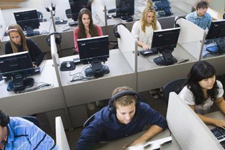 29/08/2018. Workers in an office. Workers in an office