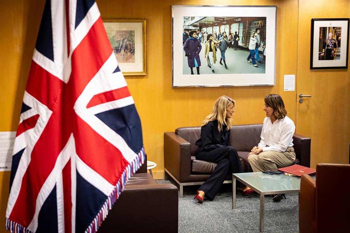 La vicepresidenta segunda Yolanda Díaz, junto a su homóloga británica, la secretaria de Trabajo y Pensiones Liz Kendall