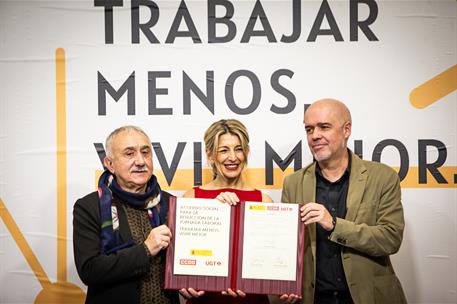 Yolanda Díaz con Pepe Álvarez y Unai Sordo en la firma del acuerdo.