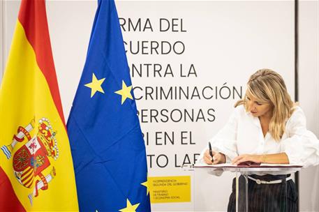La vicepresidenta y ministra, Yolanda Díaz, firma el acuerdo por la igualdad y la no discriminación de las personas LGTBI