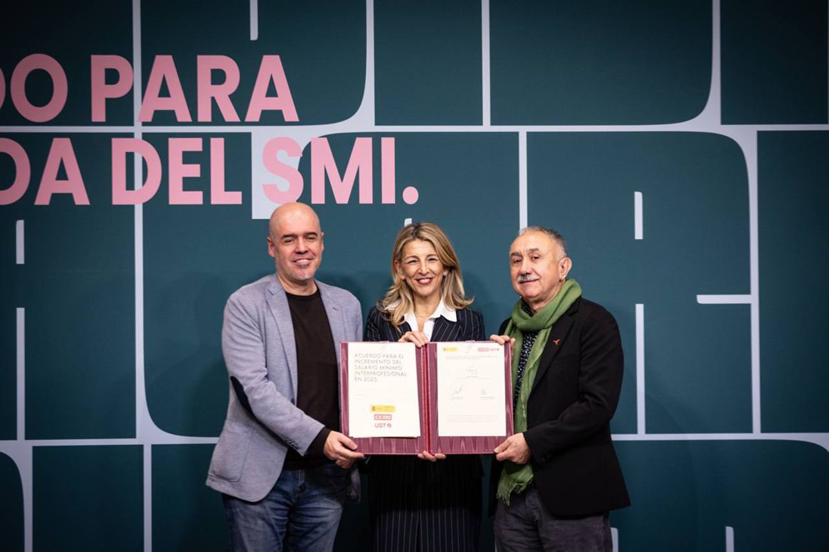 La ministra de Trabajo y Economía Social, Yolanda Díaz, con los secretarios generales de CCOO y UGT