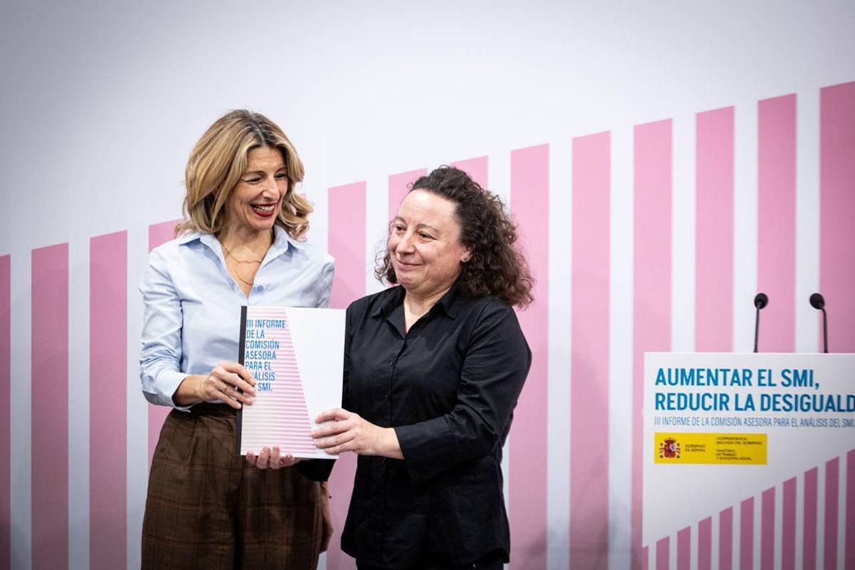 Yolanda Díaz y Begoña Cueto en la entrega del informe.