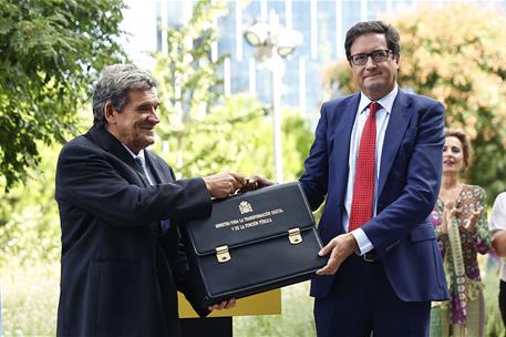 José Luis Escrivá entrega la cartera ministerial al nuevo ministro de Transformación Digital, Óscar López.