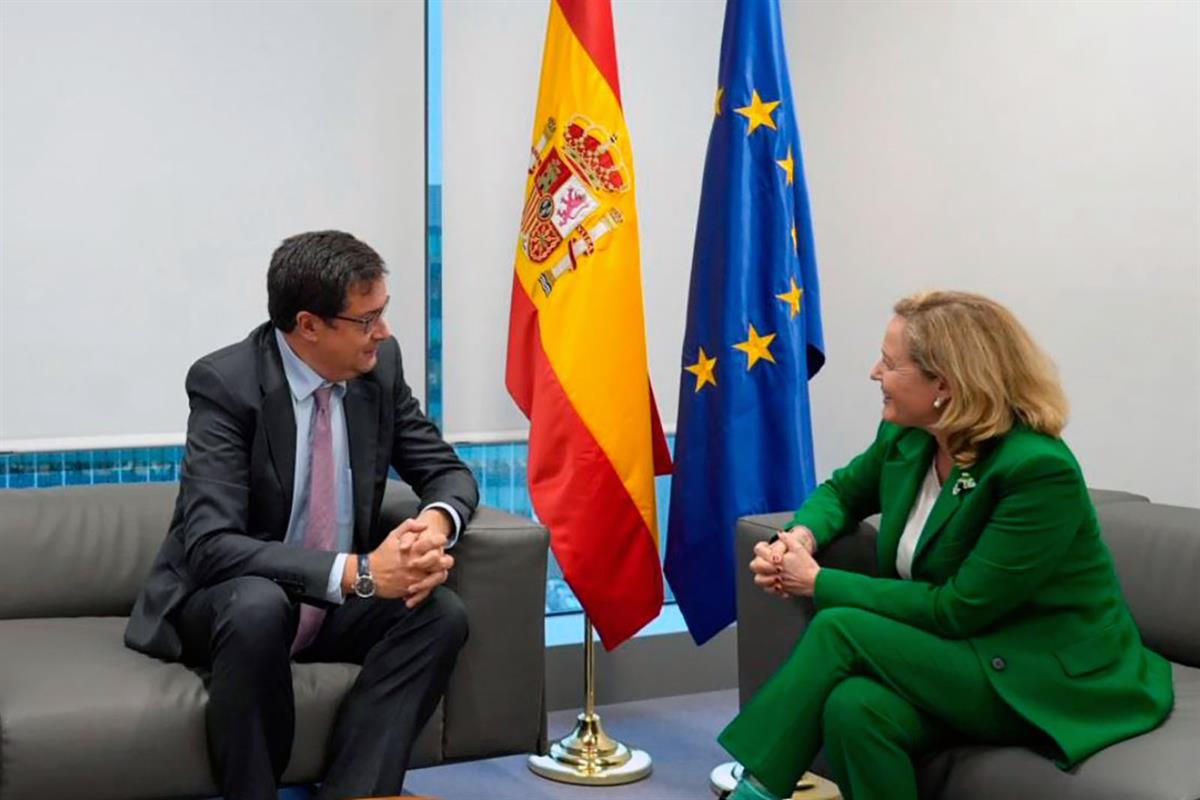 El ministro Óscar López, durante su reunión con la presidenta del BEI, Nadia Calviño