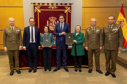 Margarita Robles y Óscar López tras la firma de convenio. 