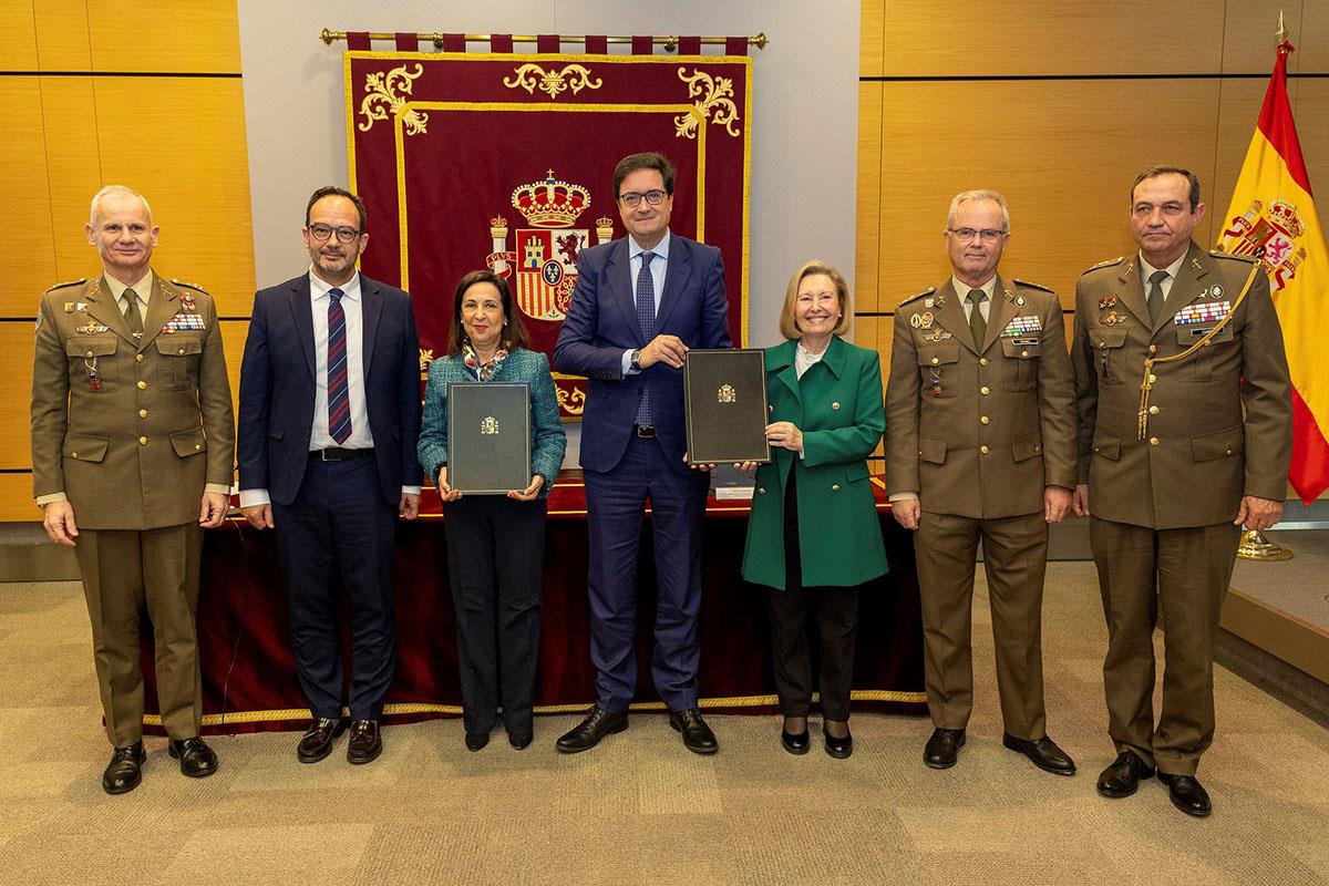 Margarita Robles y Óscar López tras la firma de convenio. 