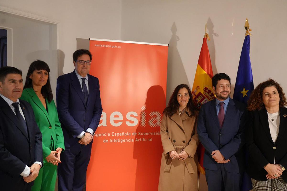 Foto de familia de la visita a la AESIA.