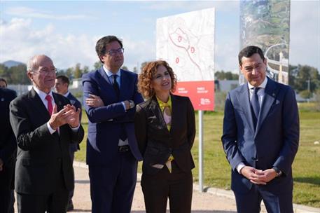 Representantes institucionales en el acto de concesión de permiso para construir de la Junta de Andalucía al Gobierno de España.