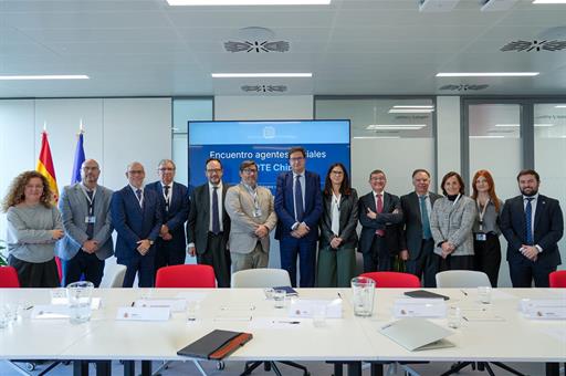 El ministro para la Transformación Digital y de la Función Pública, Óscar López, junto a los asistentes a la reunión.