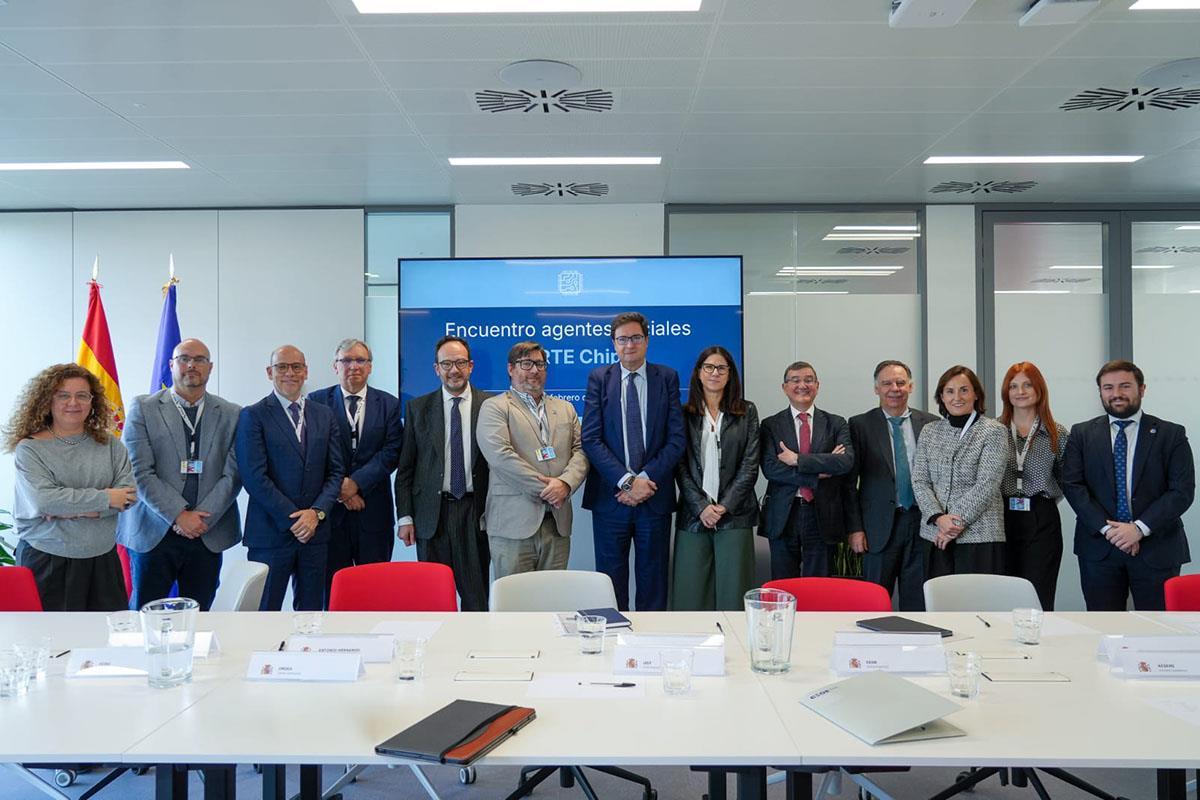 El ministro para la Transformación Digital y de la Función Pública, Óscar López, junto a los asistentes a la reunión.