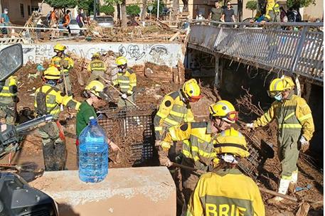 Efectivos de las Brigadas de Refuerzo en Incendios Forestales durante las tareas de  limpieza de cauces y riberas.