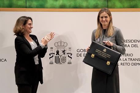 Teresa Ribera y Sara Aagesen durante el cambio de cartera