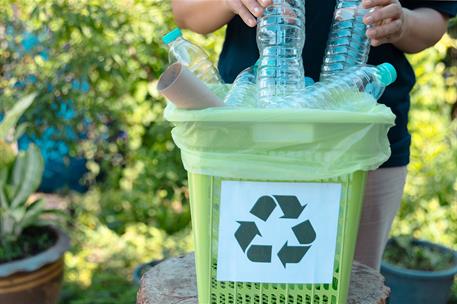 Cubo de reciclaje de plásticos