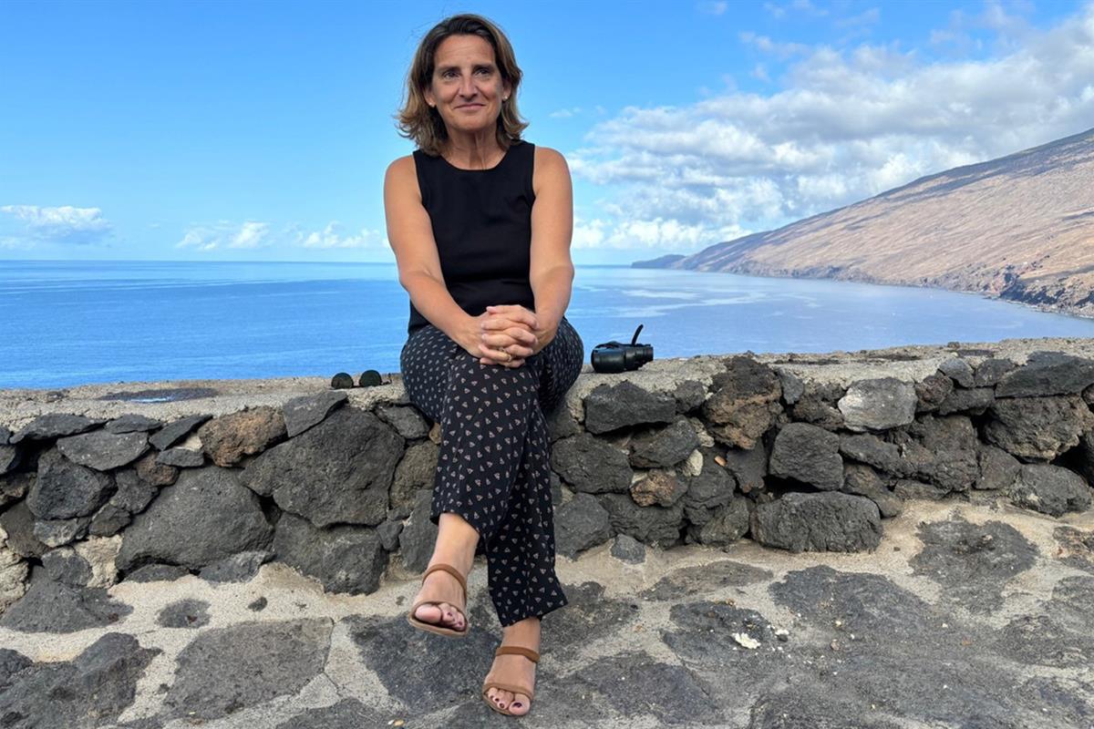 La vicepresidenta Teresa Ribera, en el mirador de Tacorón, en la isla de El Hierro