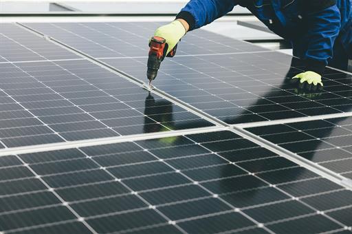 Trabajos de instalación de paneles solares.