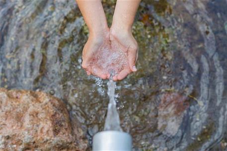 17/11/2023. Manos cogiendo agua. Manos cogiendo agua