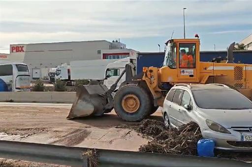 Trabajos de limpieza en la A-3 (Valencia)