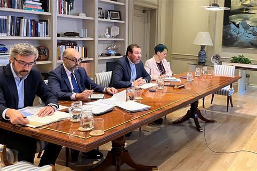 El ministro de Transportes y Movilidad Sostenible, Óscar Puente, y su equipo durante la reunión mantenida por videoconferencia 