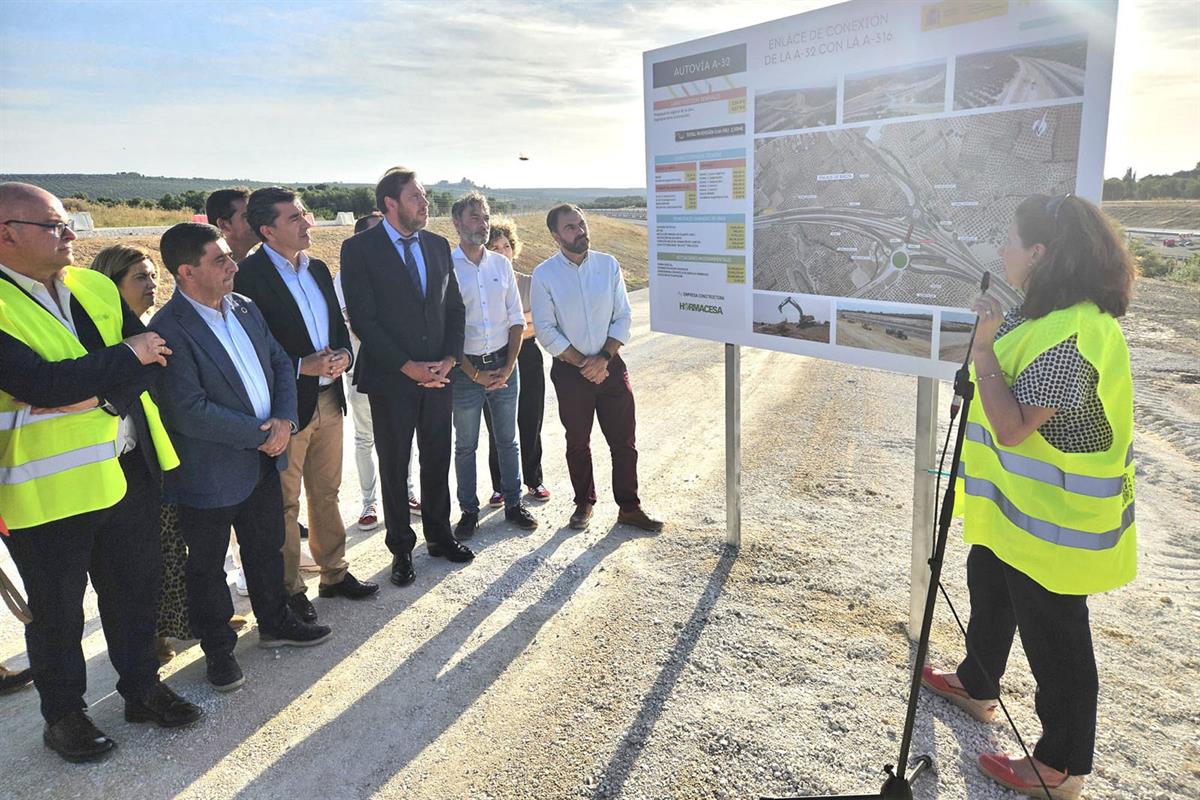 Imagen del artículo Óscar Puente supervisa la marcha de las obras del enlace de Baeza entre la A-32 y la autovía de Olivar
