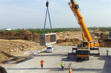 Trabajos de reconstrucción de infraestructuras dañadas por la DANA en València.