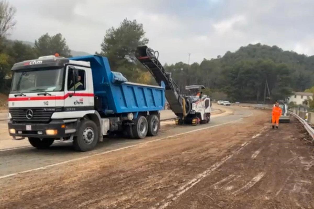 Trabajos de reconstrucción en la N-3 tras los daños causados por la DANA.