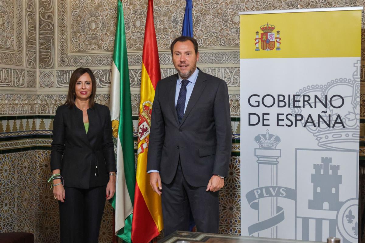 El ministro Óscar Puente junto a la consejera Rocío Díaz