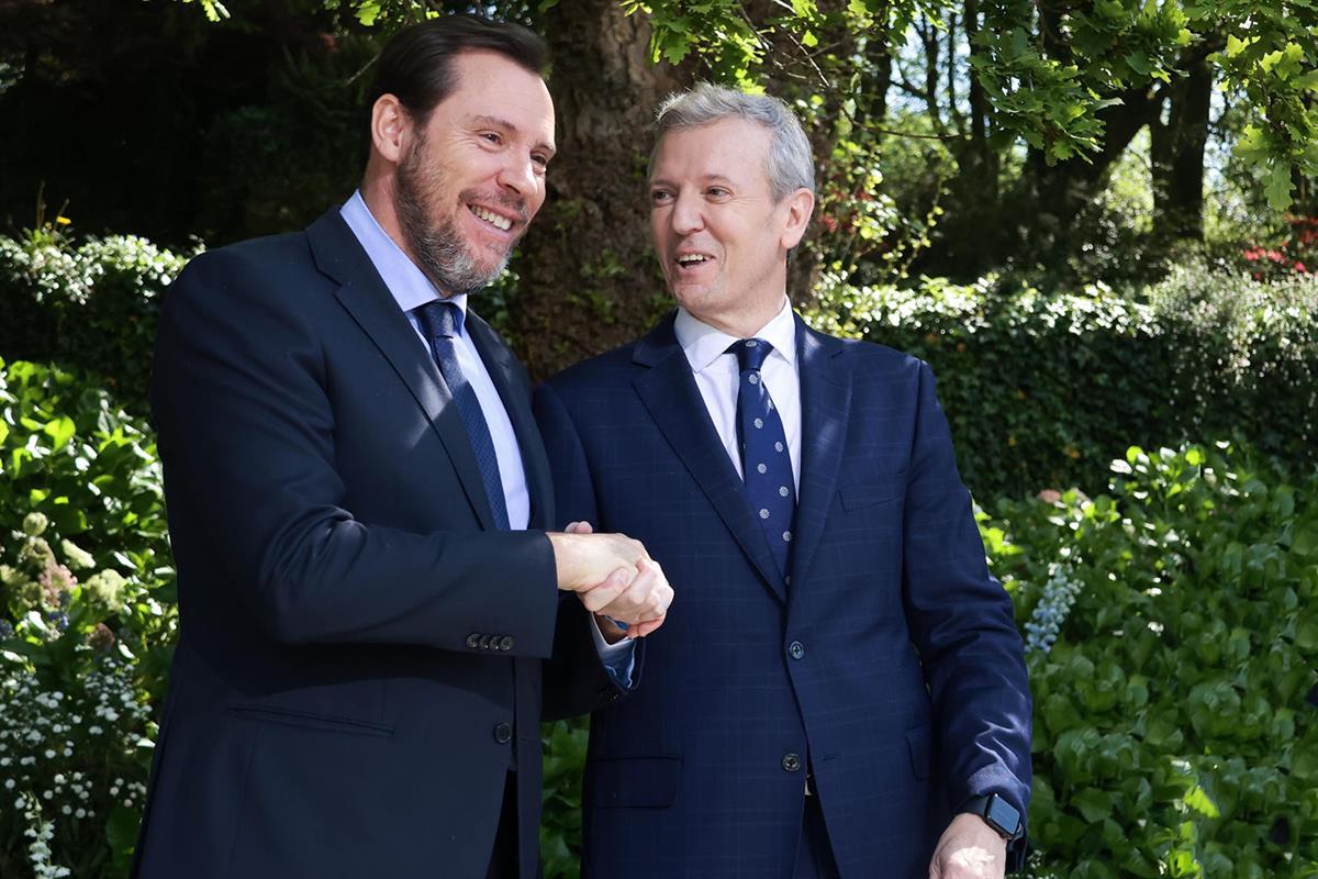 El ministro de Transportes y Movilidad Sostenible, Óscar Puente, junto al presidente de la Xunta de Galicia, Alfonso Rueda