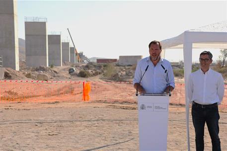 El ministro Óscar Puente, acompañado por el ministro Félix Bolaños, visitan las obras de la alta velocidad Almería-Murcia